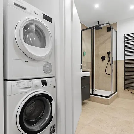 Flatista Homes - Station - 4 Br Lägenhet