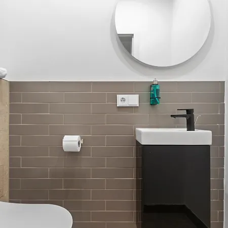 Flatista Homes - Station - 4 Br Lägenhet