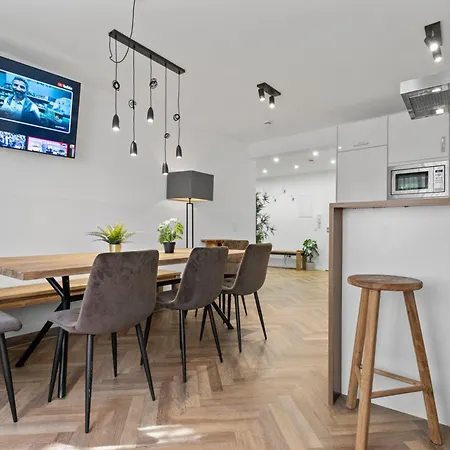 Flatista Homes - Station - 4 Br Apartment *