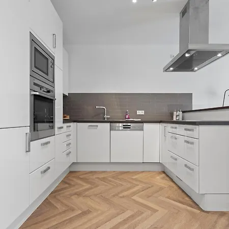 Flatista Homes - Station - 4 Br * ميونيخ